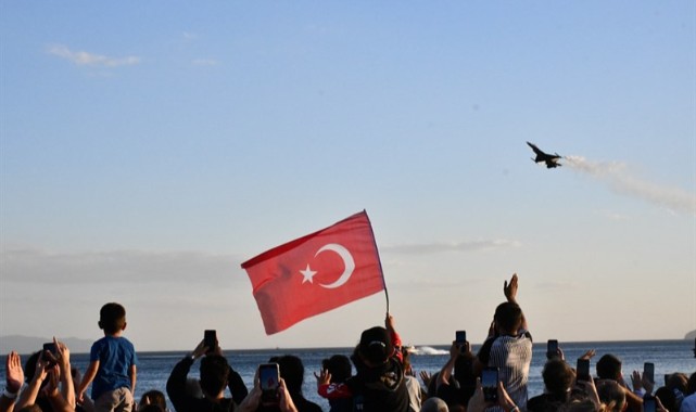 Solotürk'ün gösteri uçuşu heyecanla izlendi