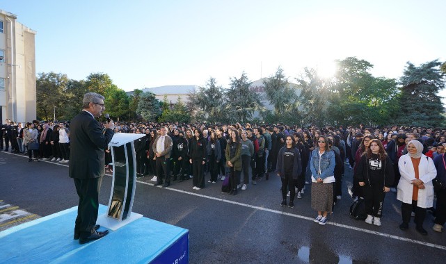 İstiklal Marşı okumanın coşkusunu öğrencilerle yaşadı