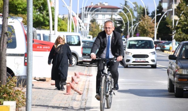 Kaymakam işe bisikletle gitti