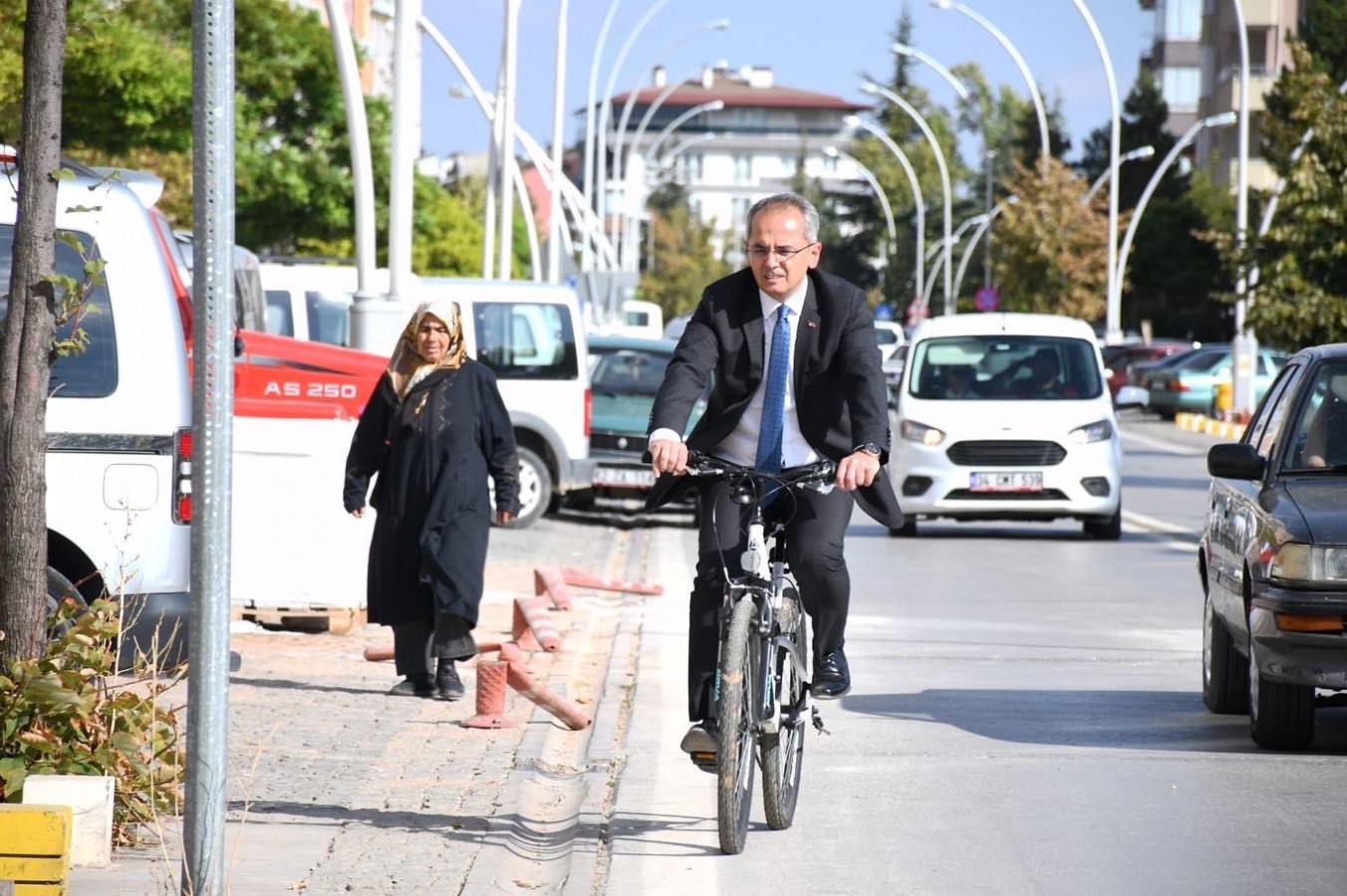 Kaymakam işe bisikletle gitti