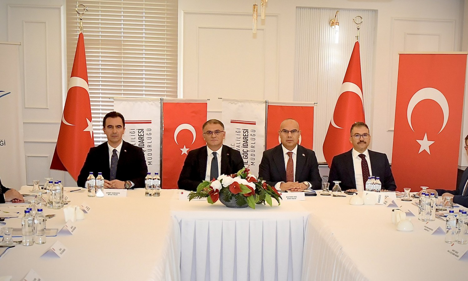 Valiler, düzensiz göçle mücadele için toplandı;
