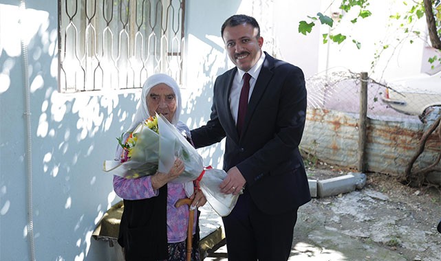 ''Büyüklerimiz bizim baş tacımızdır''