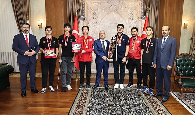 TEKNOFEST 2025'te Sivas rüzgarı esti: Başarılı öğrencilerden Vali Şimşek'e ziyaret