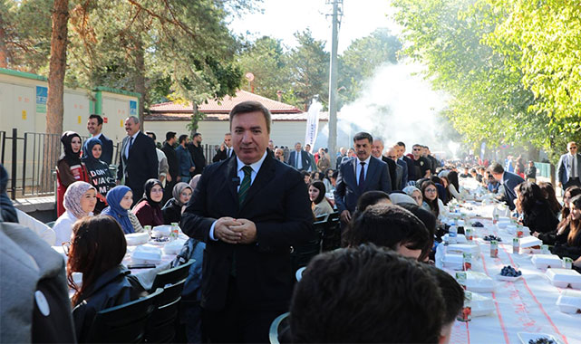 Erzincan'da yeni öğrencilere sıcak karşılama: ''Bu şehirden ayrıldığınızda geldiğiniz hüznün 10 katını yaşayacaksınız'';