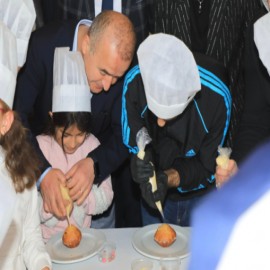 Vali Hatipoğlu, engelli çocuklarla pasta süsledi