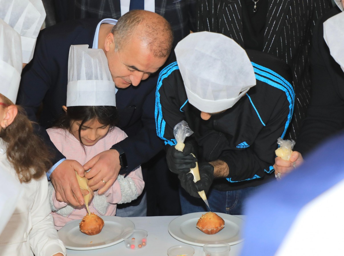 Vali Hatipoğlu, engelli çocuklarla pasta süsledi;