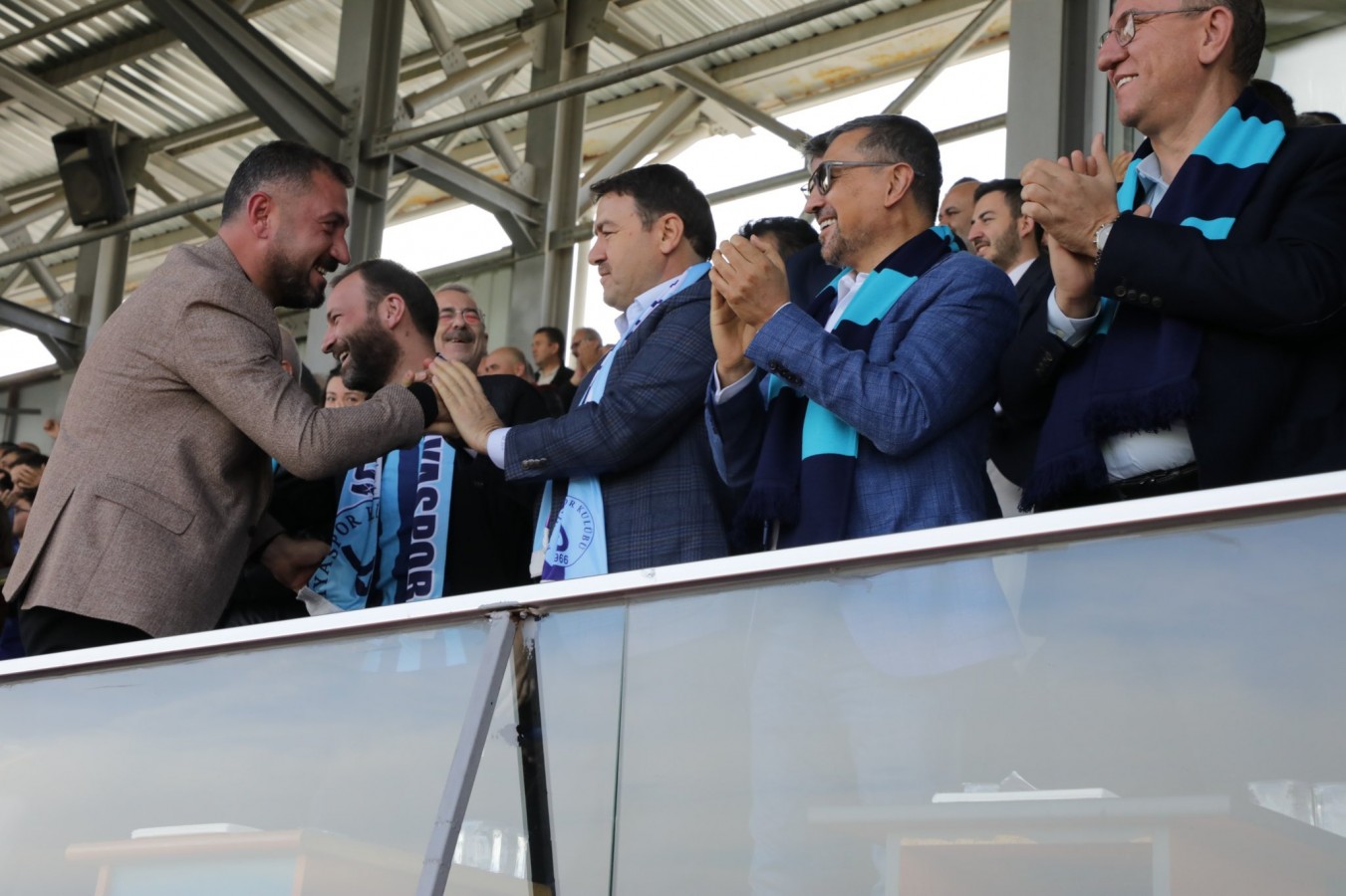 Vali Işın, Kütahyaspor’a tribünden destek oldu!;