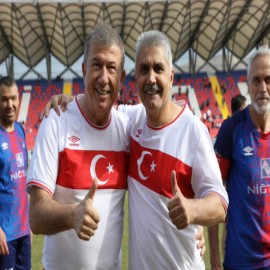 Vali Çelik, futbolun efsane isimleriyle sahaya çıktı!