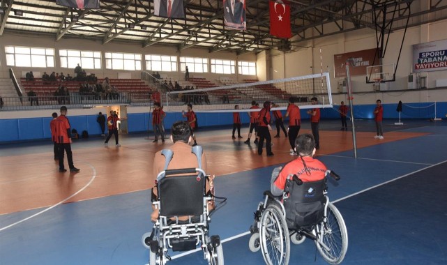 Engelli gençler voleybol maçında ter döktü