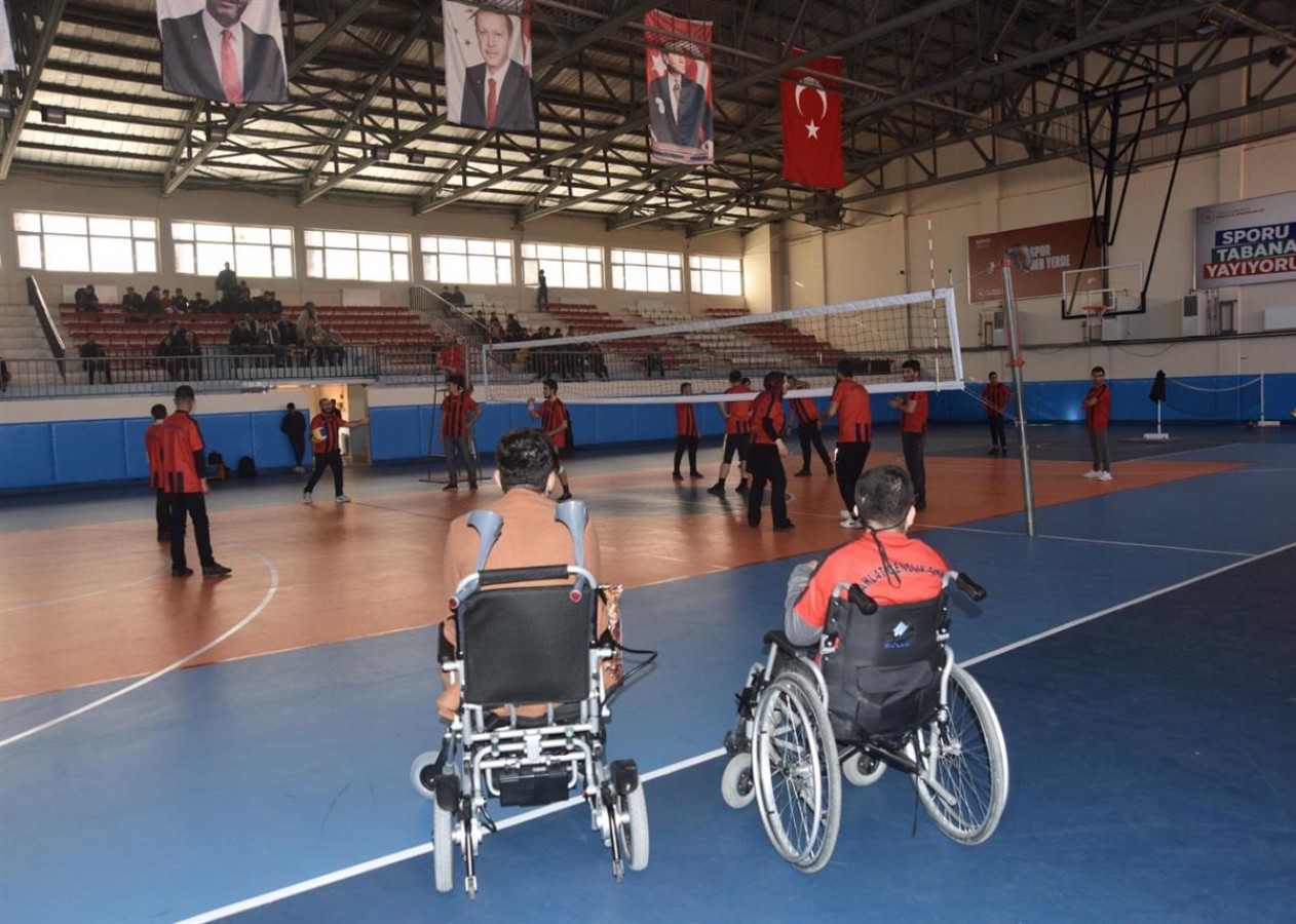 Engelli gençler voleybol maçında ter döktü;