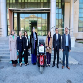Engelli vatandaşlara akülü araba hediye etti