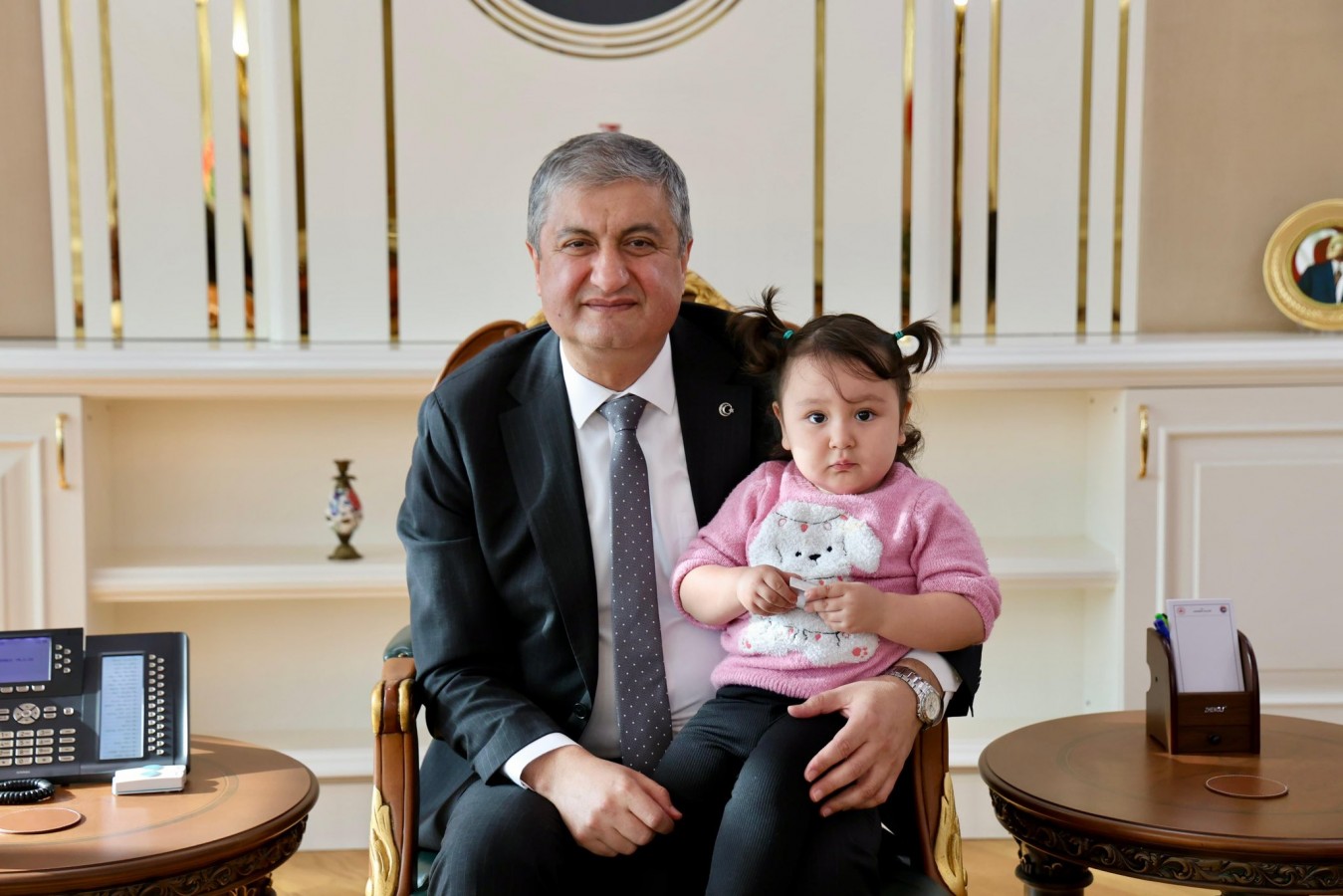 Vali Yavuz, yangında tanıştığı minik Eslem’i unutmadı;