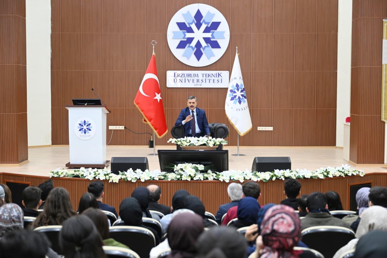 "Gençler, Türkiye’nin geleceğinin taşıyıcı gücü";