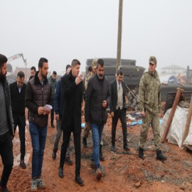 Deprem konutlarını denetledi