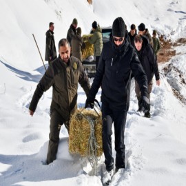 Karla kaplı arazide omuz omuza mesai