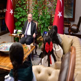 Vali Fidan kendisiyle tanışmak isteyen çocukları makamında ağırladı