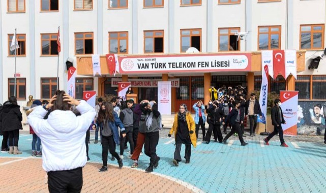 Van’da deprem tahliye tatbikatı