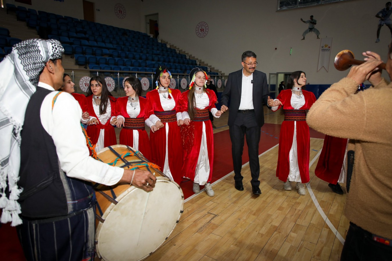 Dağların ve halk oyunlarının şehrinde halay çekti;