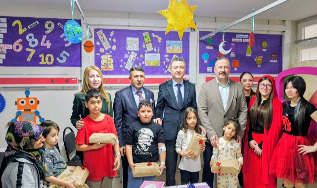 Kaymakam Sürücü, hastanede eğitim gören öğrencilere destek oldu