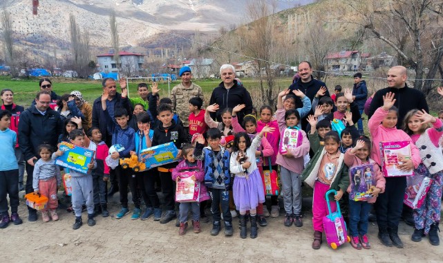 Bolu’dan gönderilen oyuncaklar Nurhaklı çocukları sevindirdi