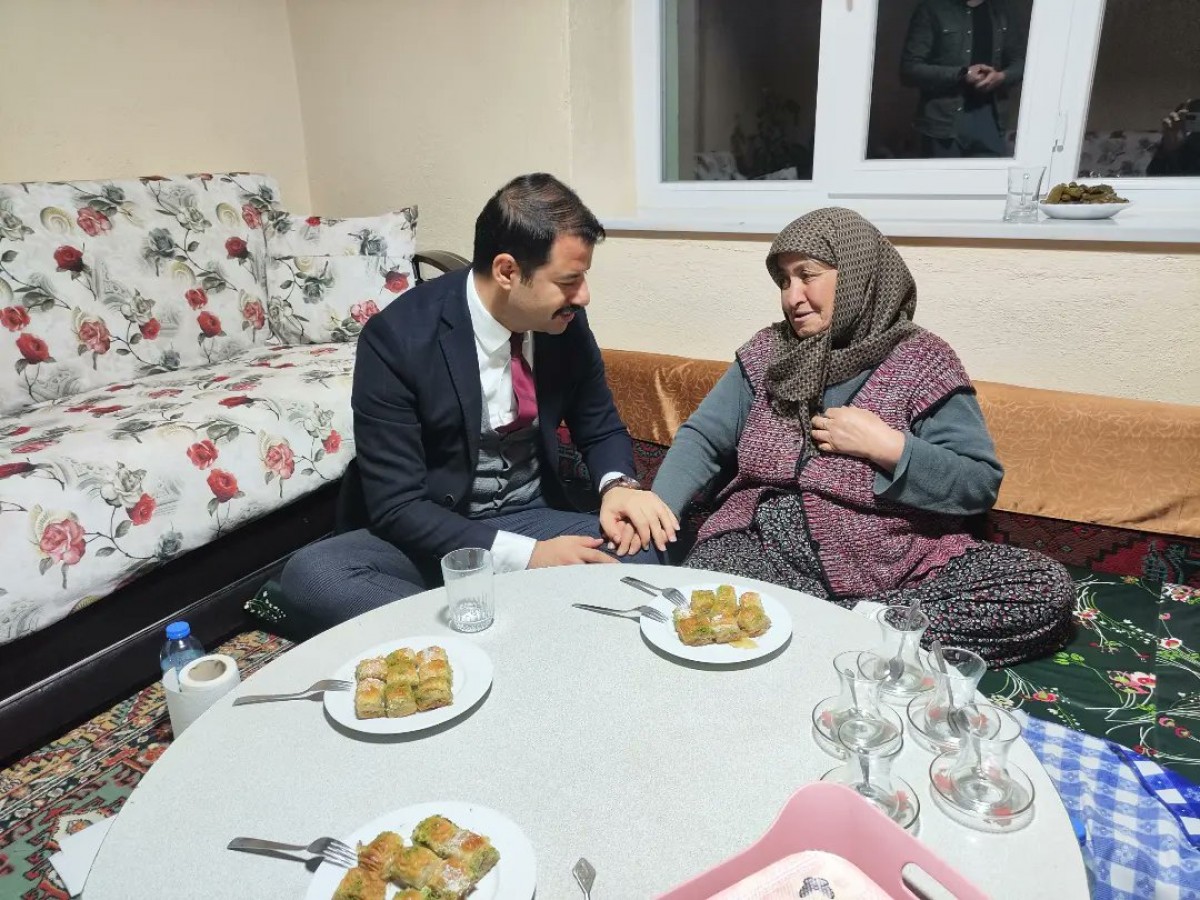 Şehit ailesinin iftar sofrasına misafir oldu;