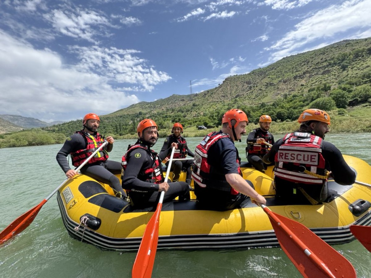 Garzan Çayı’nda rafting yapan Vali Canalp, yaşadığı macerayı anlattı;