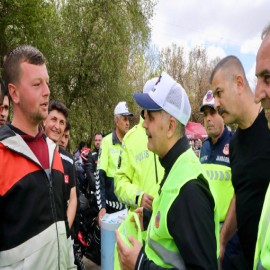 Vali, sürücülere önce yelek dağıttı sonra uyarı yaptı