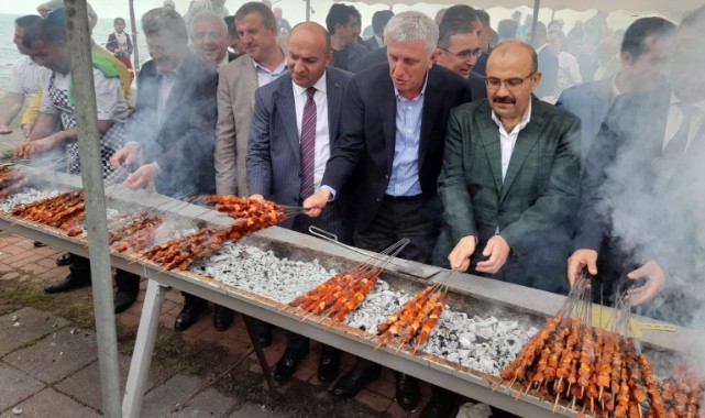 Sur ile Of arasında gönül köprüsü: Sur’da Hamsi, Of'da Ciğer Şöleni