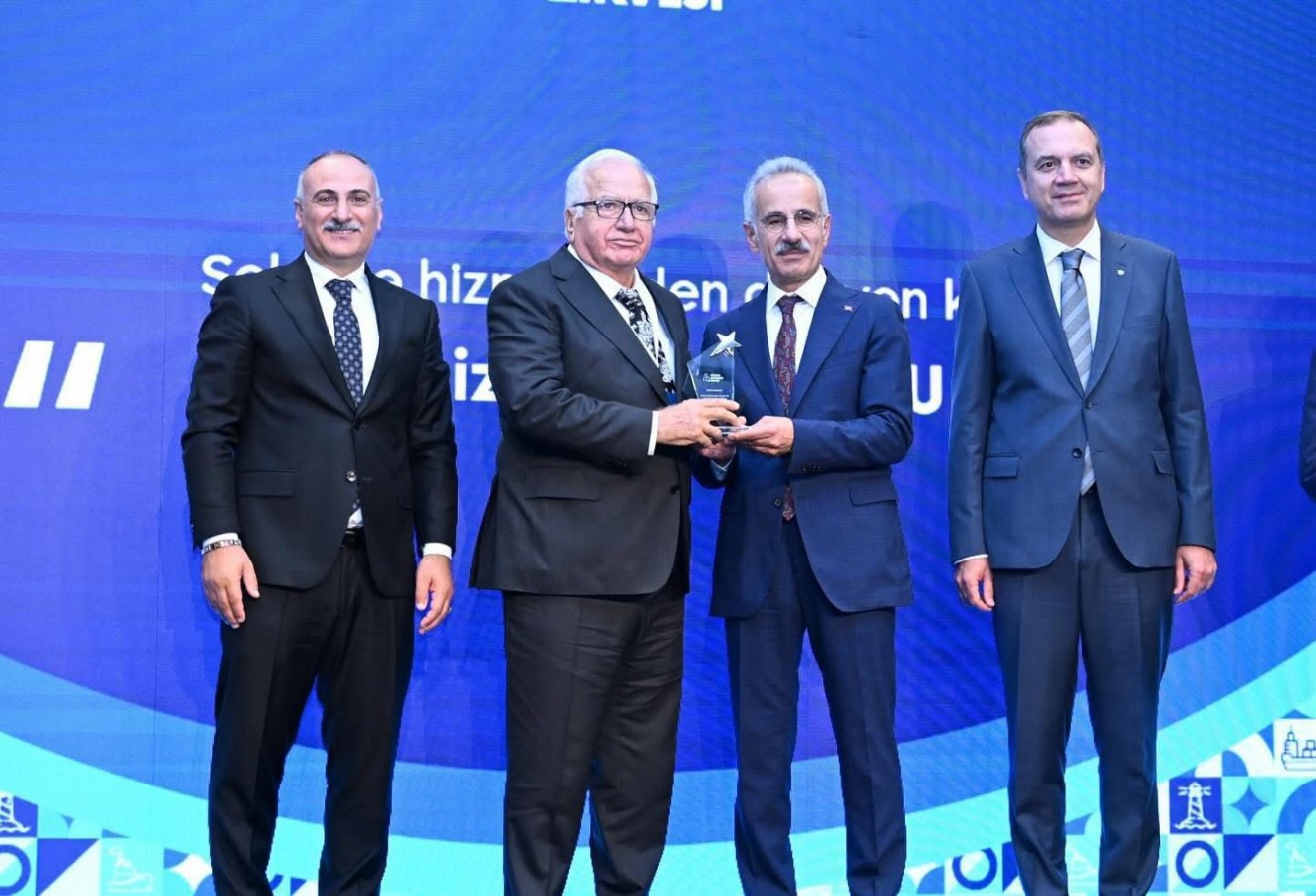 Türkiye Denizcilik zirvesinde Bakanlıktan Onur Ödülü;