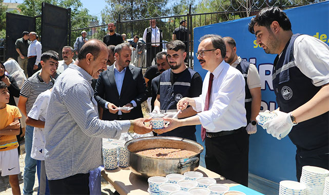 Vali Kızılkaya, vatandaşlara aşure dağıttı;
