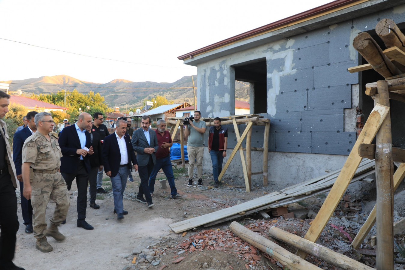 "Bütün gayemiz, depremin izlerini silmek"