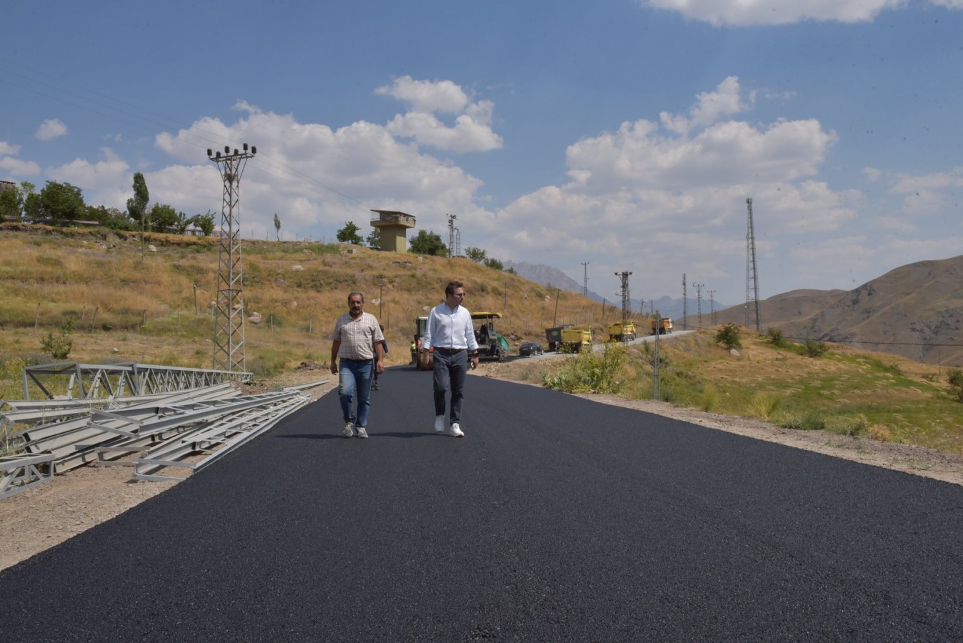 "Hakkari'de köy yollarının ulaşım konforunu arttıracağız";