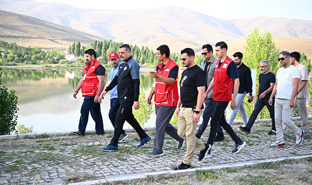 Gençlerle Kızılay Kampı'na katılan Vali Çiftçi, açılışı yürüyüşle yaptı;