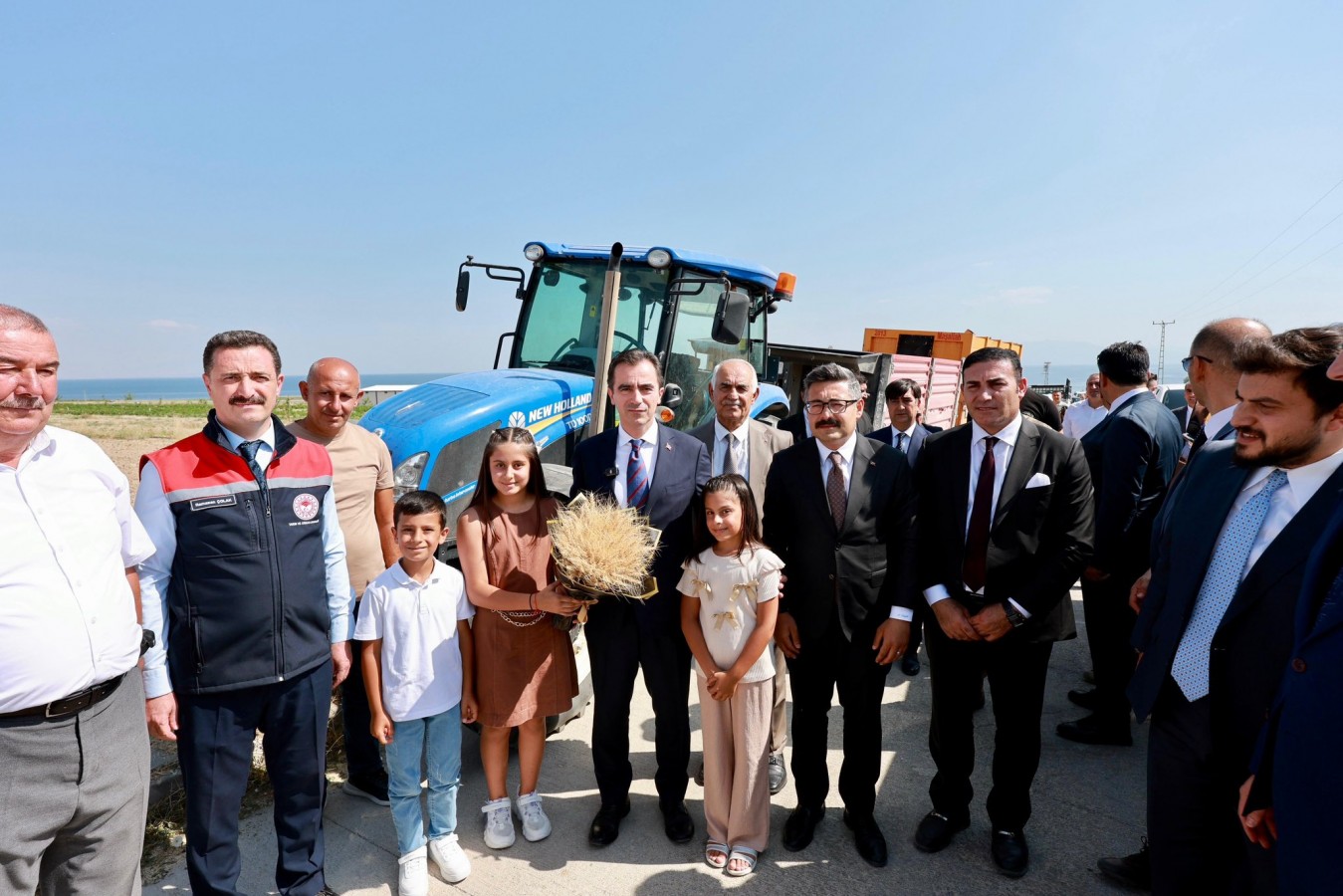 Bitlis Valisi Ahmet Karakaya Adilcevaz’da buğday hasadına katıldı