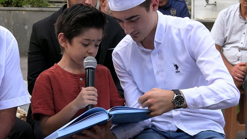 8 yaşındaki şehit çocuğu ilk Kur’an’ını babasının başında okudu