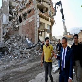 Sahada yıkım çalışmalarını denetledi