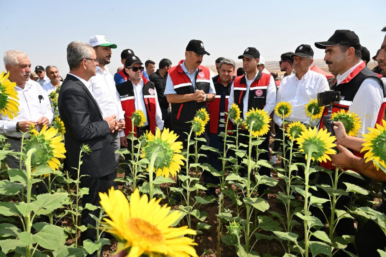 Vali Canalp, "neden aza razı oluyoruz" deyip üreticilere seslendi;