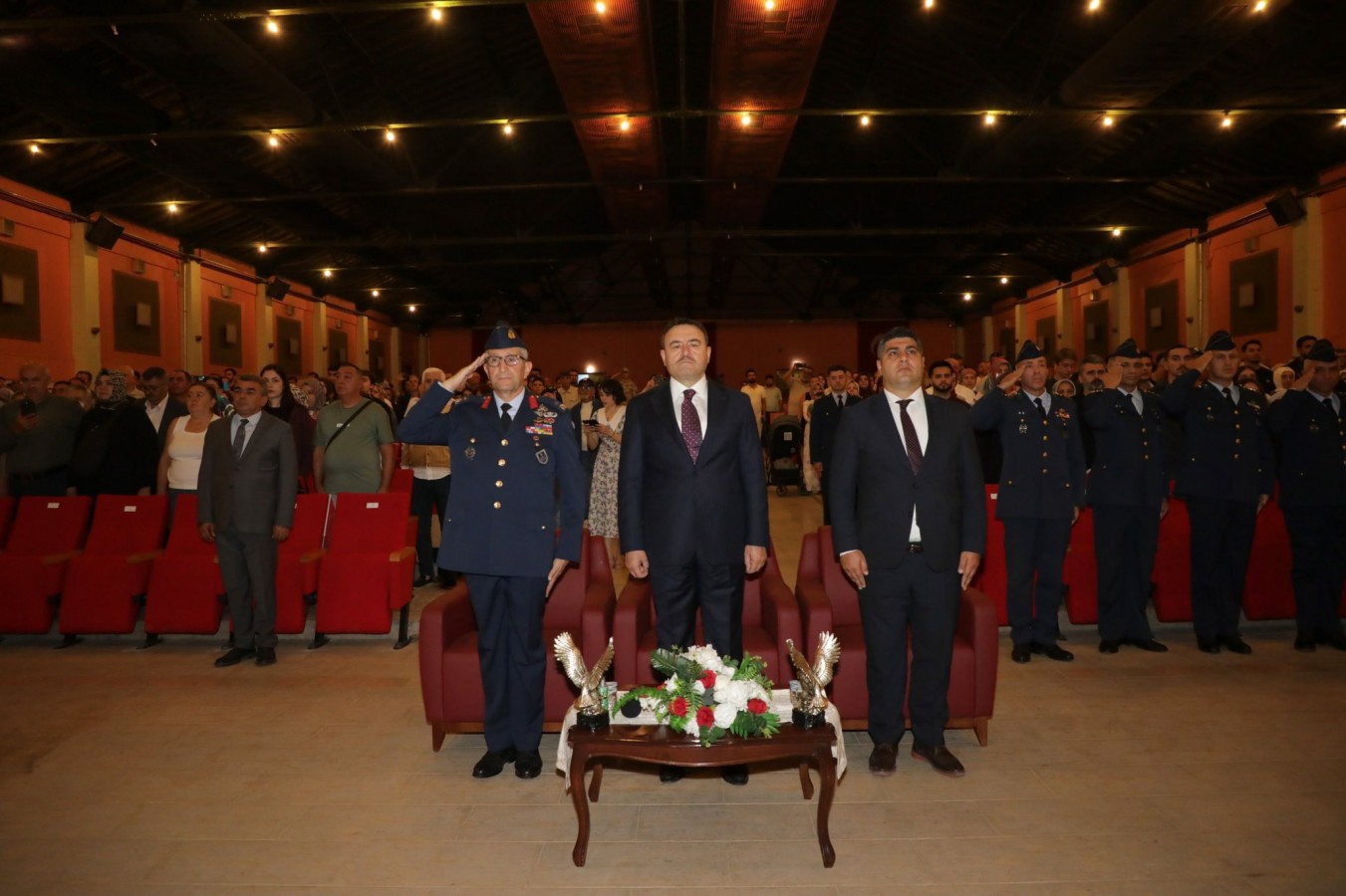 Kütahya'da dereceye giren yedek subaylara belgelerini Vali Işın verdi
