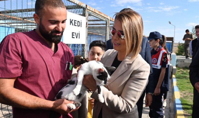 Barınak sakinlerini besledi