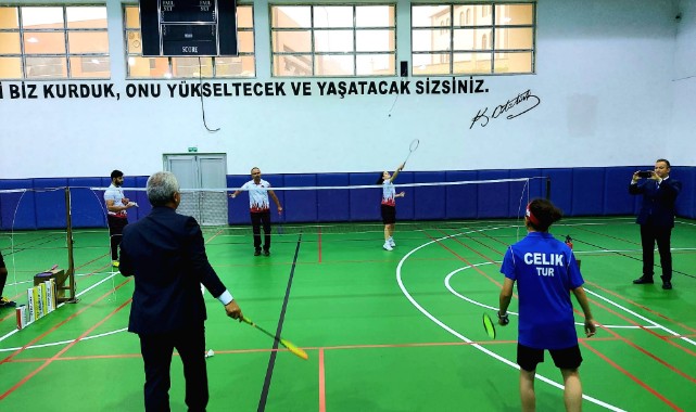 Tuğçe’nin badminton antrenmanına eşlik etti