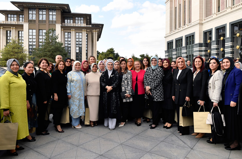 ‘Gönül elçisi’ vali eşleri Emine Erdoğan’la buluştu;