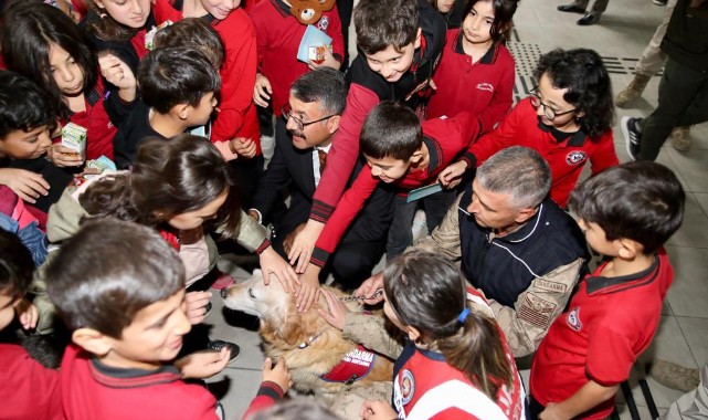 Öğrencilerle birlikte Boyut'u sevdi