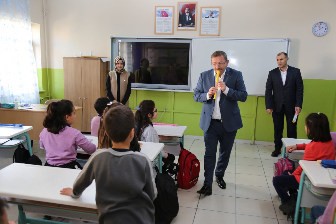 Vali Polat, öğrencilerle blok flüt çaldı