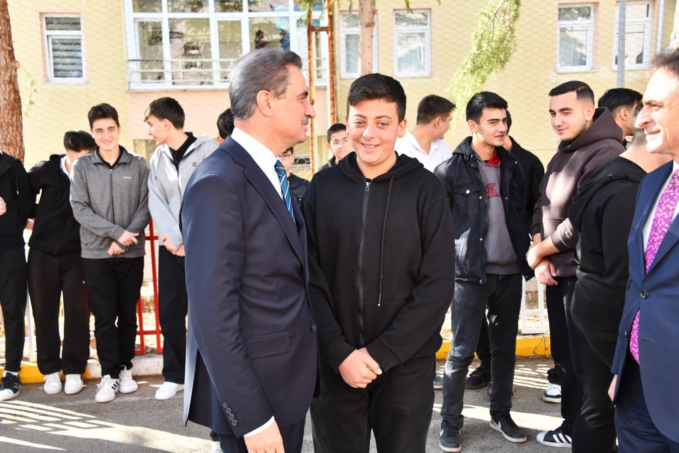 Vali Baruş'tan öğrencilere nasihat: Gelecekte rekabet çok fazla olacak, tek seçenek başarılı olmak;