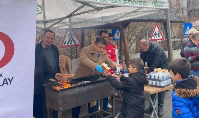 Kaymakamdan öğrencilere sucuk ekmek