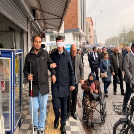 Kaymakam Kaptanoğlu engellileri anlamak için gözünü kapatıp yürüdü