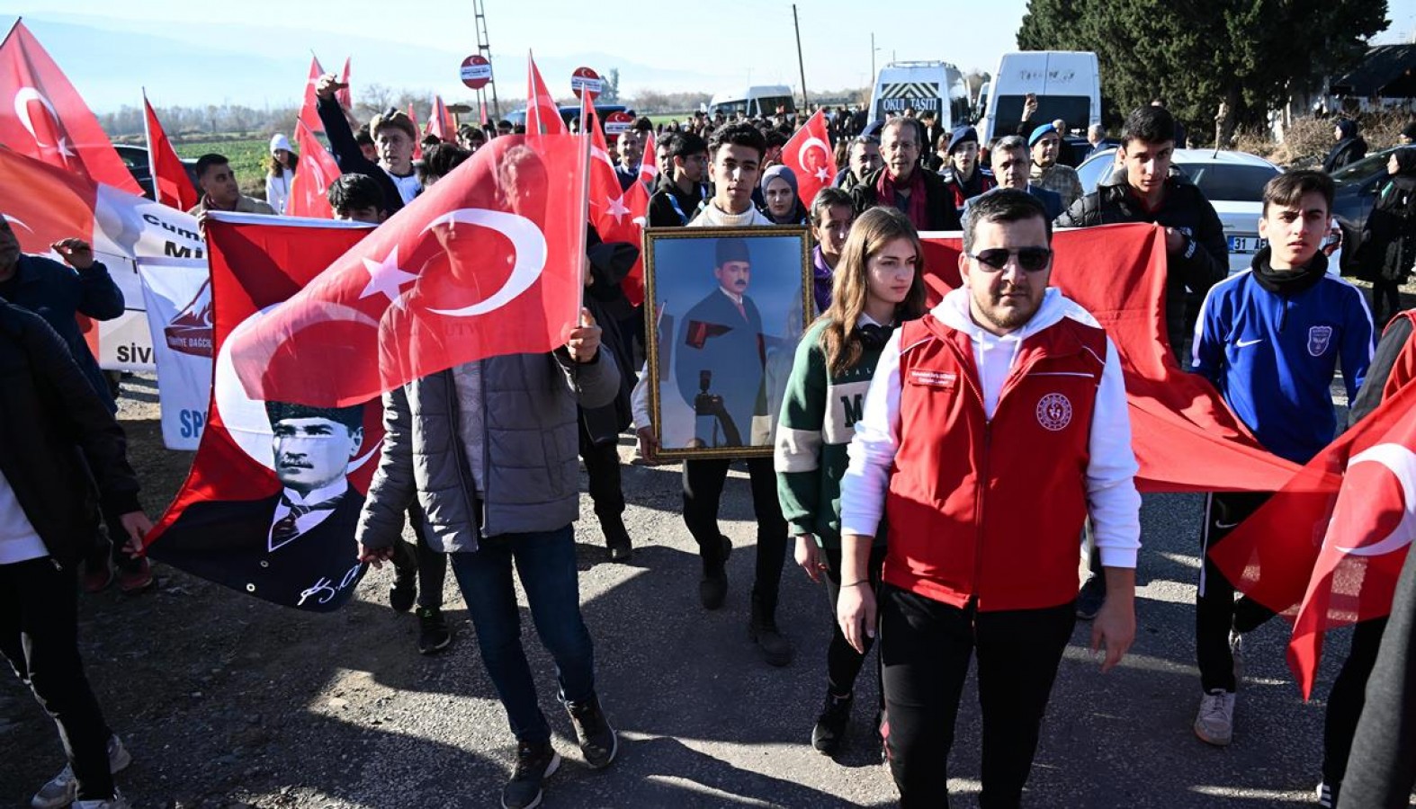 Osmaniye şehitlerine yürüdü;