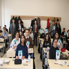 Öğrencilere kitap hediye etti