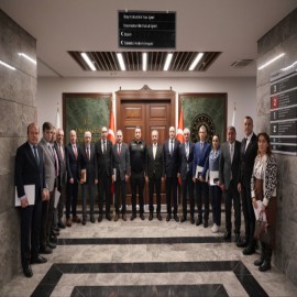 Kaymakam, özveriyle çalışan kurum müdürlerine başarı belgesi verdi