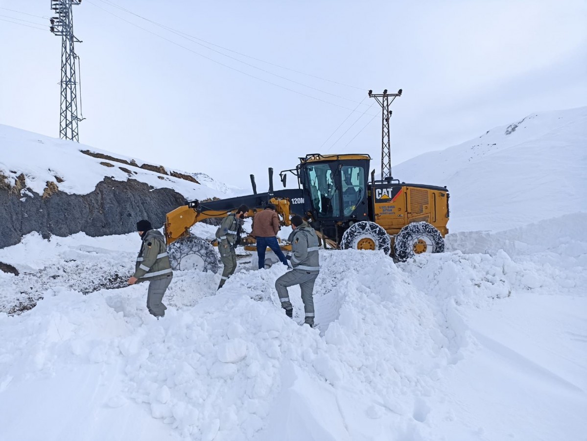 Köy yollarında karla yoğun mücadele;